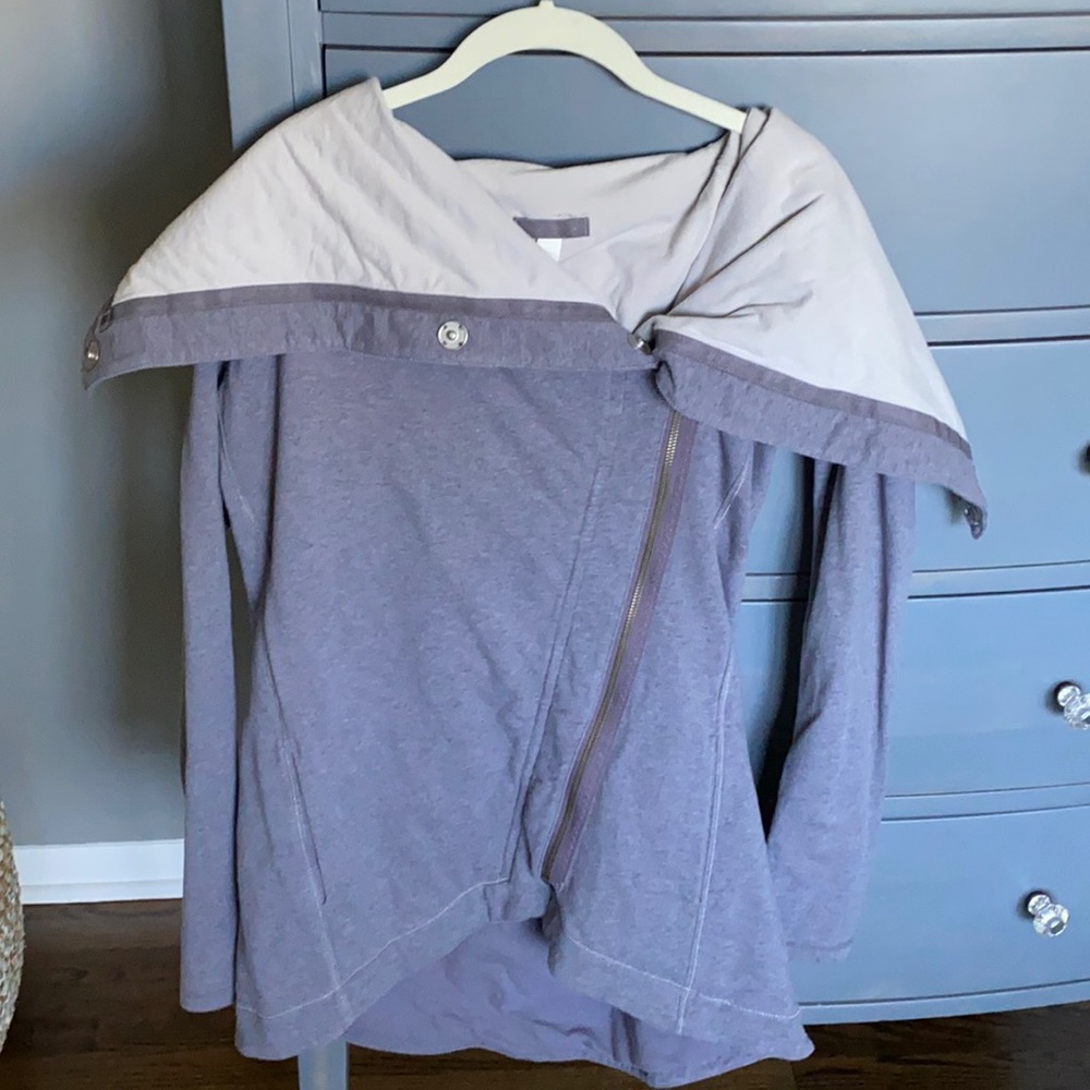 Lululemon grey hoodie and wrap. Size 6.
